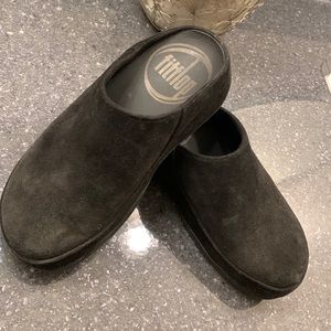 Fitflop style 317-001 black size 7 suede clogs GUC!